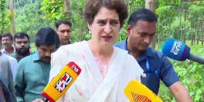 ‘എനിക്ക് ഇവിടെ വരാൻ ഇത്ര സുരക്ഷാ സന്നാഹത്തിന്റെ ആവശ്യമൊന്നുമില്ല, ഒറ്റയ്ക്ക് വന്ന് പോകാൻ അറിയാം, ഇനി ആവർത്തിച്ചാൽ സന്ദർശനം നേരത്തെ അറിയിക്കില്ല’!! മലപ്പുറം സന്ദർശനത്തിന് വൻ സന്നാഹം ഒരുക്കിയതിൽ അതൃപ്തി പരസ്യമാക്കി പ്രിയങ്കാ ​ഗാന്ധി