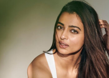 ‘ഷർട്ടിന്റെ ബട്ടൻസ് ഇടാതെ ആക്ഷൻ സീൻ ചെയ്യാന്‍ പറഞ്ഞു, വസ്ത്രം അഴിയുമെന്ന് പറഞ്ഞപ്പോള്‍ ബ്രായും അടിവസ്ത്രവും മാത്രം ധരിച്ച് ചെയ്തൂടേയെന്ന് ചോദിച്ചു”, നാല‌ഞ്ച് സിനിമകളില്‍ പൂര്‍ണ നഗ്നയായി അഭിനയിച്ചതോടെ താന്‍ എന്തും ചെയ്യുമെന്ന് അവര്‍ കരുതി, ദുരനുഭവം വെളിപ്പെടുത്തി നടി രാധിക ആപ്തെ