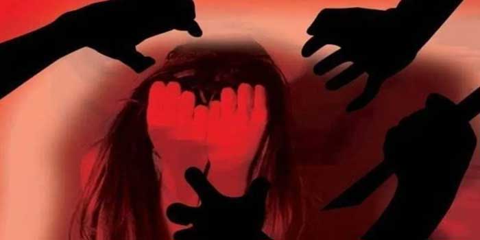 മകളെ കാണാനില്ലെന്ന് മാതാപിതാക്കൾ അറിഞ്ഞില്ല!! കൂട്ടുകാരനെ കാണാനിറങ്ങിയ 16 കാരിയെ സുഹൃത്ത് ഉൾപ്പെടെ നാലുപേർ ചേർന്ന് കൂട്ടബലാത്സംഗത്തിനിരയാക്കി, ക്രൂരമായി കുത്തിക്കൊലപ്പെടുത്തി വയലിൽ ഉപേക്ഷിച്ചു!! മൃതദേഹം കണ്ടെത്തിയത് ഒരു കൈ നഷ്ടപ്പെട്ട നിലയിൽ, മുഖം തിരിച്ചറിയാകാത്തവിധം നായ്ക്കൾ കടിച്ചുപറിച്ചു- മൂന്ന് കൗമാരക്കാർ ഉൾപ്പെടെ നാലുപേർ അറസ്റ്റിൽ