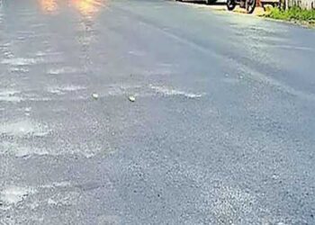 ‘കുയി’യില്ലാത്ത റോഡിൽ എന്തിനാ മിനിസ്റ്ററേ ടാറിങ്, പൊതുമരാമത്ത് വകുപ്പിന് ഇതെന്താ വയ്യേ?!! ഒരിടത്തു പോലും കുണ്ടും കുഴിയും റോഡിൽ ജനങ്ങളെ വലച്ച് ഇടവിട്ട് ടാറിങ്, നട്ടപ്ര വെയിലത്ത് ​ഗതാ​ഗത കുരുക്കിൽപ്പെട്ട വാഹനയാത്രക്കാർ