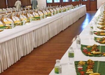മകളെ സന്തോഷത്തോടെ കൈപിടിച്ചു കൊടുക്കാൻ നിന്ന പിതാവിനും കുടുംബത്തിനും കേറ്ററിങ് സംഘം കൊടുത്തത് അപമാനം- 1.40 ലക്ഷം നൽകി 400 ആളുകൾക്കുള്ള സദ്യ ബുക്ക് ചെയ്തു, കെട്ട് കഴിഞ്ഞ് ചെക്കനും പെണ്ണും അതിഥികളുമെത്തിയപ്പോൾ ഭക്ഷണവുമില്ല, വിളമ്പാൻ ആളുമില്ല, കേറ്ററിങ് കാരൻ മുങ്ങി… പല ഹോട്ടലുകളിൽ നിന്നായി വിരുന്നുകാർക്ക് സദ്യവിളമ്പി വധുവിന്റെ വീട്ടുകാർ