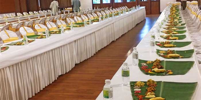 മകളെ സന്തോഷത്തോടെ കൈപിടിച്ചു കൊടുക്കാൻ നിന്ന പിതാവിനും കുടുംബത്തിനും കേറ്ററിങ് സംഘം കൊടുത്തത് അപമാനം- 1.40 ലക്ഷം നൽകി 400 ആളുകൾക്കുള്ള സദ്യ ബുക്ക് ചെയ്തു, കെട്ട് കഴിഞ്ഞ് ചെക്കനും പെണ്ണും അതിഥികളുമെത്തിയപ്പോൾ ഭക്ഷണവുമില്ല, വിളമ്പാൻ ആളുമില്ല, കേറ്ററിങ് കാരൻ മുങ്ങി… പല ഹോട്ടലുകളിൽ നിന്നായി വിരുന്നുകാർക്ക് സദ്യവിളമ്പി വധുവിന്റെ വീട്ടുകാർ