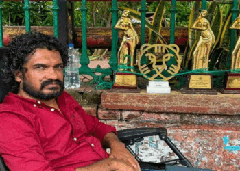 ‘മഞ്ജു വാര്യർ സെക്സ് റാക്കറ്റ് തടവിൽ; വളരെ ഗുരുതരമായ ആരോപണം ഉന്നയിച്ചിട്ടും ഇതുവരെ ഒരാളും  അനുഭാവം പ്രകടിപ്പിച്ച്  മുന്നോട്ടുവന്നിട്ടില്ല ’; സെക്രട്ടേറിയറ്റിന് മുന്നിൽ ഇതുവരെ ലഭിച്ച പുരസ്കാരങ്ങൾ നിരത്തി വച്ച് അനിശ്ചിതകാല നിരാഹാരവുമായി സനൽ കുമാർ ശശിധരൻ