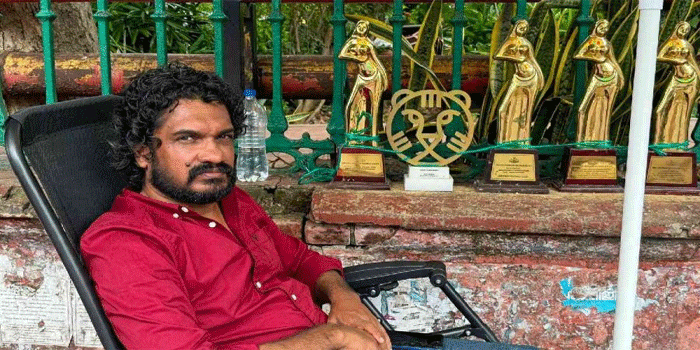 ‘മഞ്ജു വാര്യർ സെക്സ് റാക്കറ്റ് തടവിൽ; വളരെ ഗുരുതരമായ ആരോപണം ഉന്നയിച്ചിട്ടും ഇതുവരെ ഒരാളും അനുഭാവം പ്രകടിപ്പിച്ച് മുന്നോട്ടുവന്നിട്ടില്ല ’; സെക്രട്ടേറിയറ്റിന് മുന്നിൽ ഇതുവരെ ലഭിച്ച പുരസ്കാരങ്ങൾ നിരത്തി വച്ച് അനിശ്ചിതകാല നിരാഹാരവുമായി സനൽ കുമാർ ശശിധരൻ
