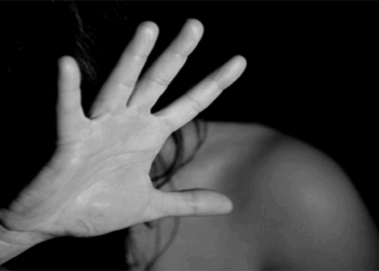 ഡൽഹിയിൽ വീണ്ടും ക്രൂരത;  പോലീസുകാരാണെന്ന് പറഞ്ഞെത്തിയ മൂന്നം​ഗ സംഘം 17 കാരിയെ  കൂട്ടബലാത്സംഗത്തിനിരയാക്കി;  ആൺസുഹൃത്തിനൊപ്പം കൽകാജി ക്ഷേത്ര സന്ദർശനശേഷം മടങ്ങിയ പെൺകുട്ടിയാണ് പീഢനത്തിനിരയായത്