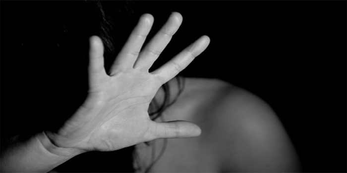 ഡൽഹിയിൽ വീണ്ടും ക്രൂരത; പോലീസുകാരാണെന്ന് പറഞ്ഞെത്തിയ മൂന്നംഗ സംഘം 17 കാരിയെ കൂട്ടബലാത്സംഗത്തിനിരയാക്കി; ആൺസുഹൃത്തിനൊപ്പം കൽകാജി ക്ഷേത്ര സന്ദർശനശേഷം മടങ്ങിയ പെൺകുട്ടിയാണ് പീഢനത്തിനിരയായത്