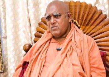 ചേന്തി അനിലിന്റെ ഭാ​ഗത്തുനിന്ന് സംഭവിച്ചുപോയ ഒരു അപരാധത്തെ വലിയ തെറ്റായി കാണാതെ ഉദാരമനസ്കനായ മുഖ്യമന്ത്രി മാപ്പ് നൽകണം!! വി.ഡി. സതീശനോടുള്ള സ്നേഹവും വിശ്വാസവും കൊണ്ടാണ് അനിൽ അദ്ദേഹത്തിന്റെ വാഹനവ്യൂഹത്തെ സമീപിക്കാൻ ധൈര്യം കാണിച്ചത്- ശിവ​ഗിരി മഠാധിപതി