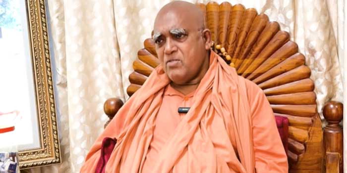 ചേന്തി അനിലിന്റെ ഭാ​ഗത്തുനിന്ന് സംഭവിച്ചുപോയ ഒരു അപരാധത്തെ വലിയ തെറ്റായി കാണാതെ ഉദാരമനസ്കനായ മുഖ്യമന്ത്രി മാപ്പ് നൽകണം!! വി.ഡി. സതീശനോടുള്ള സ്നേഹവും വിശ്വാസവും കൊണ്ടാണ് അനിൽ അദ്ദേഹത്തിന്റെ വാഹനവ്യൂഹത്തെ സമീപിക്കാൻ ധൈര്യം കാണിച്ചത്- ശിവ​ഗിരി മഠാധിപതി