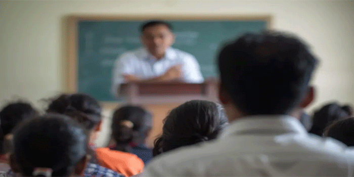 സഹോദരനെ കൂട്ടി സ്റ്റാഫ് റൂമിലെത്തി അധ്യാപികയെ അസഭ്യം പറഞ്ഞു;  മാന്യമായി സംസാരിക്കണമെന്ന് പറഞ്ഞ അധ്യാപകന് മർദ്ദനം; പത്തിരിപ്പാല ഗവ. കോളേജിൽ വിദ്യാർഥിക്കെതിരെ കേസ്