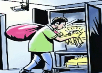 ‘മതി, ബാക്കി എടുത്തോളൂ’; മോഷണംപോയത് 21¼ പവൻ; ദിവസങ്ങൾക്ക് ശേഷം15 പവൻ വീടിന്റെ ഗേറ്റിൽ സഞ്ചിയിൽ തൂക്കിയ നിലയിൽ; വീടിനെക്കുറിച്ചും അലമാരയിൽ സ്വർണം സൂക്ഷിച്ചിട്ടുണ്ടെന്ന കാര്യത്തിലും കൃത്യമായ ധാരണയുള്ളയാളായിരിക്കാം മോഷ്ടാവെന്ന് സംശയം