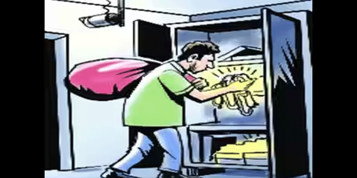 ‘മതി, ബാക്കി എടുത്തോളൂ’; മോഷണംപോയത് 21¼ പവൻ; ദിവസങ്ങൾക്ക് ശേഷം15 പവൻ വീടിന്റെ ഗേറ്റിൽ സഞ്ചിയിൽ തൂക്കിയ നിലയിൽ; വീടിനെക്കുറിച്ചും അലമാരയിൽ സ്വർണം സൂക്ഷിച്ചിട്ടുണ്ടെന്ന കാര്യത്തിലും കൃത്യമായ ധാരണയുള്ളയാളായിരിക്കാം മോഷ്ടാവെന്ന് സംശയം