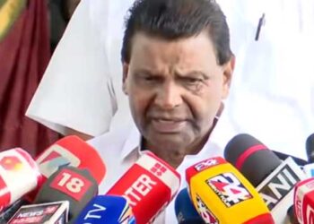 ആ വിമാനത്തിന്റെ ഉടമ മുതിർന്ന കോൺ​ഗ്രസ് നേതാവ്, ഏതെങ്കിലും അപരിചിതന്റെ കൂപ്പറിൽ കയറിപ്പോയതല്ല!! നമ്മൾ ചിന്ന കാര്യങ്ങൾക്കായി കെട്ടിയ കുറ്റിയിൽ കിടന്ന് വട്ടംകറങ്ങിക്കൊണ്ടിരിക്കയാണ്, അതിനപ്പുറമൊരു ലോകമില്ലേ? ഒരു പ്രകൃതിക്ഷോഭമുണ്ടായി, മുഖ്യമന്ത്രി കയ്യുംകെട്ടി കസേരയിൽ ഇരുന്നാൽ മതിയോ? ജനങ്ങളെ നേരിട്ട് ബാധിക്കുന്ന കാര്യങ്ങളിൽ ശ്രദ്ധ കേന്ദ്രീകരിക്കൂ- സ്പീക്കർ