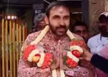 ശബരിമല സ്വർണക്കൊള്ള കേസ് പ്രതി  ഉണ്ണിക്കൃഷ്ണൻ പോറ്റിക്ക് മാലയിട്ട് സ്വീകരണം, പോറ്റിയെത്തിയത് ശ്രീറാംപുര അയ്യപ്പക്ഷേത്രത്തില്‍