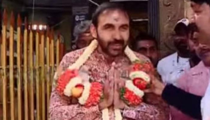 ശബരിമല സ്വർണക്കൊള്ള കേസ് പ്രതി  ഉണ്ണിക്കൃഷ്ണൻ പോറ്റിക്ക് മാലയിട്ട് സ്വീകരണം, പോറ്റിയെത്തിയത് ശ്രീറാംപുര അയ്യപ്പക്ഷേത്രത്തില്‍