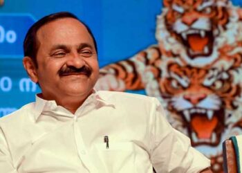 ഞങ്ങൾ പുറത്തുന്നനിന്ന് അത് ആസ്വദിക്കുന്നു, അത്രയേയുള്ളൂ…കേന്ദ്രകമ്മിറ്റി അംഗീകരിച്ച നിലപാടുകൾ പോലും നടപ്പിലാക്കാതെ സിപിഎം-സിപിഐ നേതാക്കൾ പരസ്പരം പോരടിക്കുകയാണ്- മുഖ്യമന്ത്രി