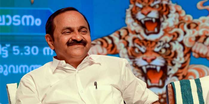 ഞങ്ങൾ പുറത്തുന്നനിന്ന് അത് ആസ്വദിക്കുന്നു, അത്രയേയുള്ളൂ…കേന്ദ്രകമ്മിറ്റി അംഗീകരിച്ച നിലപാടുകൾ പോലും നടപ്പിലാക്കാതെ സിപിഎം-സിപിഐ നേതാക്കൾ പരസ്പരം പോരടിക്കുകയാണ്- മുഖ്യമന്ത്രി