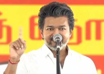 “എന്റെ അമ്മയെക്കുറിച്ച് മോശമായി സംസാരിച്ചപ്പോൾ ഞാൻ സഹിച്ചു, എന്നാൽ തമിഴ്നാട്ടിലെ സഹോദരിമാരെയും അമ്മമാരെയും കുറിച്ച് അശ്ലീലമായി സംസാരിക്കുന്നത് അംഗീകരിക്കാനാകില്ല!! സ്റ്റാലിൻ സാർ, വായ തുറക്കൂ… നിങ്ങളുമായി കൈകോർത്തിരിക്കുന്ന എഐഎഡിഎംകെയും മിണ്ടുന്നില്ല, ഈ വിഷയത്തിലും ഒത്തുകളിയുണ്ടോ”?- വിജയ്