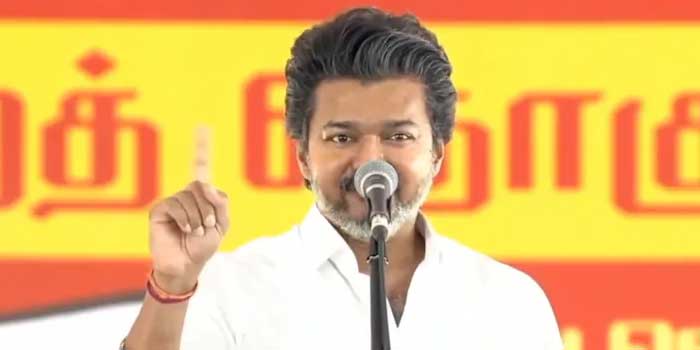 “എന്റെ അമ്മയെക്കുറിച്ച് മോശമായി സംസാരിച്ചപ്പോൾ ഞാൻ സഹിച്ചു, എന്നാൽ തമിഴ്നാട്ടിലെ സഹോദരിമാരെയും അമ്മമാരെയും കുറിച്ച് അശ്ലീലമായി സംസാരിക്കുന്നത് അംഗീകരിക്കാനാകില്ല!! സ്റ്റാലിൻ സാർ, വായ തുറക്കൂ… നിങ്ങളുമായി കൈകോർത്തിരിക്കുന്ന എഐഎഡിഎംകെയും മിണ്ടുന്നില്ല, ഈ വിഷയത്തിലും ഒത്തുകളിയുണ്ടോ”?- വിജയ്