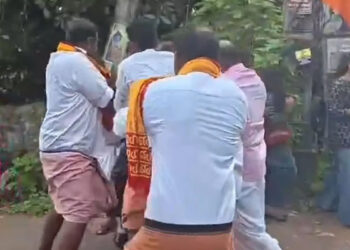 ശോഭയാത്രയ്ക്കിടെ ബൈക്കില്‍ പോകുകയായിരുന്ന യുവാവിനെ വളഞ്ഞിട്ട് ആക്രമിച്ചു, ആര്‍എസ്എസ് പ്രവര്‍ത്തകര്‍ക്കെതിരെ കേസ്