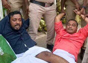 കൊല്ലത്ത് ഹെലികോപ്റ്ററിൽ വന്നിറങ്ങിയ അമിത് ഷായ്ക്ക് നേരെ കരിങ്കൊടി പ്രതിഷേധം, യൂത്ത് കോൺഗ്രസ് പ്രവർത്തകരെ അറസ്റ്റ് ചെയ്ത് നീക്കി, ബിജെപി പ്രവർത്തകരും യൂത്ത് കോൺ​ഗ്രസും തമ്മിൽ കയ്യാങ്കളി
