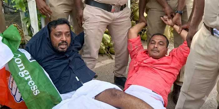 കൊല്ലത്ത് ഹെലികോപ്റ്ററിൽ വന്നിറങ്ങിയ അമിത് ഷായ്ക്ക് നേരെ കരിങ്കൊടി പ്രതിഷേധം, യൂത്ത് കോൺഗ്രസ് പ്രവർത്തകരെ അറസ്റ്റ് ചെയ്ത് നീക്കി, ബിജെപി പ്രവർത്തകരും യൂത്ത് കോൺ​ഗ്രസും തമ്മിൽ കയ്യാങ്കളി