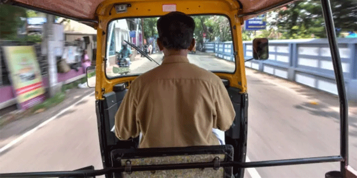 മോഷ്ടിച്ച മൊബൈൽഫോണിൽ നിന്നും വ്യാജ ഓർഡർ നല്കി!! കടയുടമയുടെ നിർദേശപ്രകാരം സാധനവുമായി പോയ ഓട്ടോക്കാരനെ പറ്റിച്ച് 14,700 രൂപ കൈക്കലാക്കി; വിളിക്കുമ്പോളോക്കെ ഫോൺ സ്വിച്ച് ഓഫ്; തുടരെ വിളിച്ചപ്പോൾ എടുത്തത് ഫോണിന്റെ യഥാർത്ഥ ഉടമ!