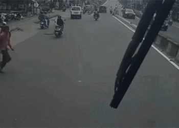 ബാ​ഗ് നടപ്പാതയിൽ വച്ച് ഓടിക്കൊണ്ടിരുന്ന സ്വകാര്യ ബസിന് മുന്നിലേക്ക് ചാടി;  ചക്രം കാലിലൂടെ കയറിയിറങ്ങി, ​ഗുരുതര പരിക്കേറ്റ  കൃഷിവകുപ്പ് ജീവനക്കാരൻ മരിച്ചു