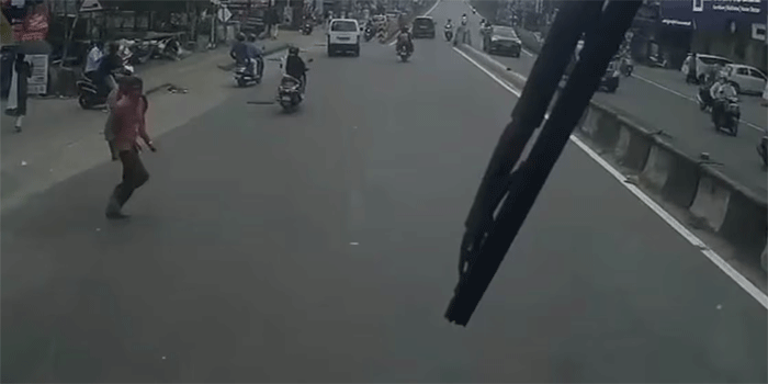 ബാഗ് നടപ്പാതയിൽ വച്ച് ഓടിക്കൊണ്ടിരുന്ന സ്വകാര്യ ബസിന് മുന്നിലേക്ക് ചാടി; ചക്രം കാലിലൂടെ കയറിയിറങ്ങി, ഗുരുതര പരിക്കേറ്റ കൃഷിവകുപ്പ് ജീവനക്കാരൻ മരിച്ചു