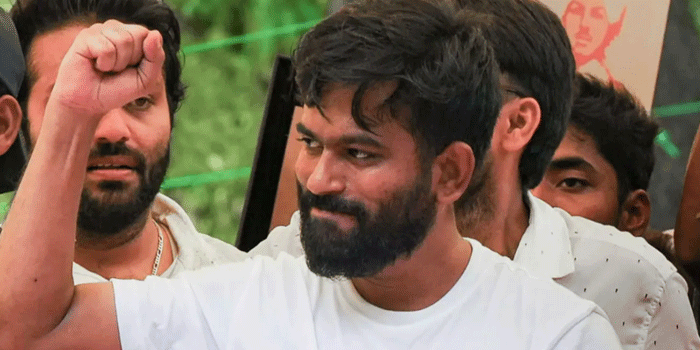 ‘ചലോ ജന്തർ മന്തർ; വിമാനത്താവളത്തിൽവെച്ചുതന്നെ എന്നെ അറസ്റ്റ് ചെയ്തേക്കാം, എന്തുചെയ്താലും ഭയമില്ല; ഒരു അടി പിന്നോട്ടുവയ്ക്കില്ല‘ : അഭിജീത് ദിപ്കെ; പ്രതിഷേധക്കാരെ നേരിടാൻ വൻമതിലൊരുക്കി പോലീസ്; 6 വലിയ തടങ്കൽ കേന്ദ്രങ്ങൾ;  രാത്രി 10 വരെ ഇന്റർനെറ്റ് കട്ട്