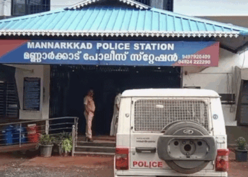 കുടുംബവഴക്കിനിടെ ഭർത്താവ് ഭാര്യയെ കുത്തി; തിരിച്ചുകുത്തി ഭാര്യ, ഇരുവർക്കും പരിക്ക്; ഭാര്യയുടെ നില ​ഗുരുതരം; 72കാരൻ കസ്റ്റഡിയിൽ
