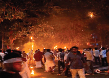 ‘നിലയ്ക്ക് നിർത്തിക്കോ, അല്ലെങ്കിൽ…‘ കോൺ​ഗ്രസ് നേതൃത്വത്തോട് ബിജെപി;  തലസ്ഥാനത്ത് രാഷ്ട്രീയ സംഘർഷം തുടരുന്നു;  മാരാർജി ഭവന്   നേരെ ബിയർ കുപ്പിയേറ്; സംസ്ഥാന വ്യാപക പ്രതിഷേധത്തിന് എസ്എഫ്ഐ, പഠിപ്പുമുടക്കിന്  ആഹ്വാനം