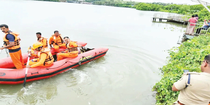 പഴയങ്ങാടി പാലത്തിൽ ചരക്കുലോറി ഉപേക്ഷിച്ചു, അഞ്ചുദിവസമായി ഫോൺ ഓഫ്; വണ്ടിക്കുള്ളിൽ താക്കോലും മൊബൈൽ ഫോണും, സമൂഹമാധ്യമത്തിൽ ആത്മഹത്യാക്കുറിപ്പ്; പുഴയിൽ അ​ഗ്നിരക്ഷാ സേന തിരച്ചിൽനടത്തുന്നതിനിടെ വീട്ടിലെത്തി ഡ്രൈവർ