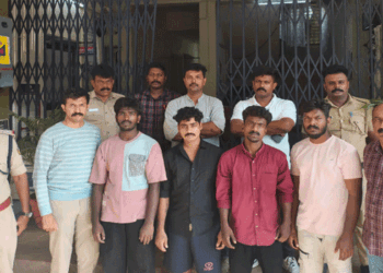 ‘ഭാര്യയോട് മോശമായി സംസാരിച്ചു’; പ്രതികാരം തീർക്കാൻ യുവാവിനെ തട്ടിക്കൊണ്ടുപോയി, ശരീരത്തിൽ വെള്ളം നിറച്ച സിറിഞ്ച് കൊണ്ട് കുത്തിയതടക്കം ക്രൂര പീഡനമുറകൾ; നാല് പേർ പിടിയിൽ