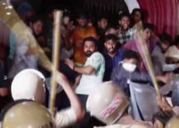 കരിങ്കൊടിയും ​ഗ്യാനേഷ് കുമാറും തലസ്ഥാനത്തെ കുരുതിക്കളമാക്കുന്നു!! മന്ത്രി കെ.എം. ഷാജിയുടെ കാർ തടഞ്ഞ് യുവമോർച്ച, ഇതോടെ ഓട്ടോയിൽ കയറിപ്പോകാൻ നോക്കിയ മന്ത്രിയെ വാഹനത്തിൽ നിന്ന് ഇറക്കിവിട്ടു, ലക്ഷ്യ സ്ഥാനത്തേക്ക് യാത്ര ചെയ്തത് കാൽനടയായി…യൂത്ത് യൂത്ത് കോൺ​ഗ്രസിനു നേരെ കുപ്പിയേറ്, തിരിച്ച് തീപന്തമേറ്… പഠിപ്പ് മുടക്ക് പ്രഖ്യാപിച്ച് എസ്എഫ്ഐ