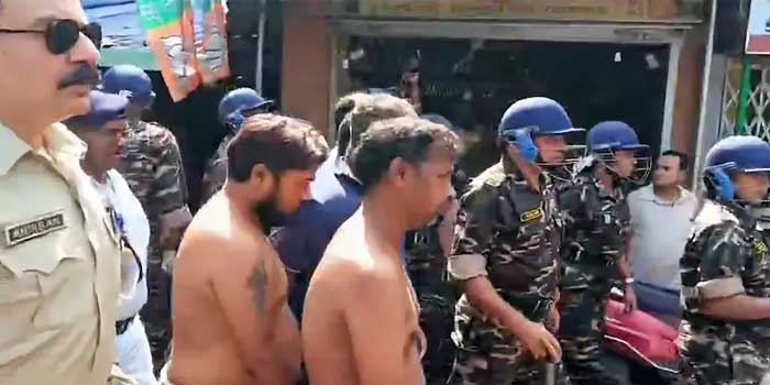ഒന്നെങ്കിൽ മകനോടൊപ്പം നഗ്നനായി തെരുവിലൂടെ നടക്കണം, അല്ലെങ്കിൽ മകനെ വെടിവെച്ചുകൊല്ലണം !! പ്രായപൂർത്തിയാകാത്ത പെൺകുട്ടിയുമായി പ്രണയം, കൗമാരക്കാരിയെ ചുംബിച്ച 17 കാരനെയും പിതാവിനെയും നഗ്നരാക്കി തെരുവിലൂടെ നടത്തിച്ചു... പെൺകുട്ടിയുടെ പിതാവ് ഉൾപ്പെടെ മൂന്നുപേരെ അരയിൽ കയറുകെട്ടി മേൽവസ്ത്രവും ചെരുപ്പുമില്ലാതെ അതേ സ്ഥലത്തുകൂടി നടത്തിച്ച് പോലീസ്- VIDEO