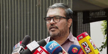‘സതീശൻ ഇരിക്കുന്ന കൊമ്പ് മുറിക്കുന്നു; എല്ലാം ഇഡിയും വിഡിയും ചേർന്നുള്ള മാച്ച് ഫിക്സിങാണ്’: പിണറായി വിജയനെതിരെ എഫ്ഐആർ രജിസ്റ്റർ ചെയ്ത നടപടിയിൽ പ്രതികരിച്ച് എം.ബി. രാജേഷ്