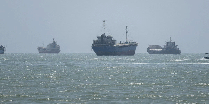 ഹോർമൂസിൽ വീണ്ടും കപ്പലുകൾക്ക് നേരെ ആക്രമണം; കുവൈത്ത് കപ്പലിൽ നിന്ന് അഞ്ച് ഇന്ത്യക്കാരെ രക്ഷപ്പെടുത്തി, സൗദിയിൽ മിസൈൽ അവശിഷ്ടം വീണ് പ്രവാസിക്ക് പരിക്ക്