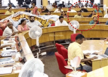 ‘സുഗതൻ യോഗത്തിനെത്തിയ ചിത്രങ്ങളുണ്ട്, പൊലീസിന് കൈമാറിയിട്ടുണ്ട്; കൗൺസിൽ ഹാളിൽ സിസിടിവിയില്ല, സ്വന്തം എഫ്ബി പോസ്റ്റെങ്കിലും കണ്ണ് തുറന്ന് നോക്ക് ’: എസ്.പി. ദീപക്കിനെതിരെ മേയർ