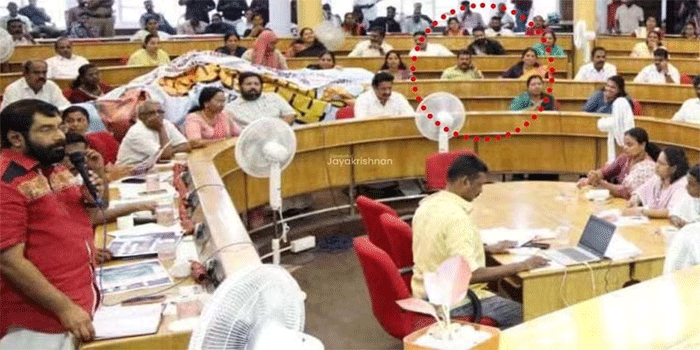 ‘സുഗതൻ യോഗത്തിനെത്തിയ ചിത്രങ്ങളുണ്ട്, പൊലീസിന് കൈമാറിയിട്ടുണ്ട്; കൗൺസിൽ ഹാളിൽ സിസിടിവിയില്ല, സ്വന്തം എഫ്ബി പോസ്റ്റെങ്കിലും കണ്ണ് തുറന്ന് നോക്ക് ’: എസ്.പി. ദീപക്കിനെതിരെ മേയർ