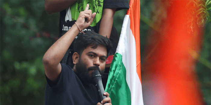 "ദേശീയപതാക ആർക്കൊക്കെ ഉയർത്താം, ആർക്കൊക്കെ ഉയർത്താൻ പാടില്ല എന്ന് ഡൽഹി പോലീസ് എങ്ങനെ തീരുമാനിക്കും?. ഇനി അതിനും ആളുകൾ  പോലീസിന്റെ അനുമതി തേടേണ്ടി വരുമോ? പ്രതിഷേധങ്ങളെ സർക്കാർ എന്തുകൊണ്ട് ഭയക്കുന്നു?" - അഭിജിത് ദീപ്‌കെ