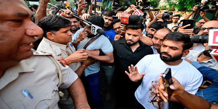 ദേശീയ പതാകയേന്തി അണിനിരന്ന് സിജെപി; ’തിരംഗാ മാർച്ച് നടത്തരുതെന്ന മുന്നറിയിപ്പ് ലംഘിച്ചു’, തടഞ്ഞ് പോലീസ്, സി.ജെ.പി. സ്ഥാപകൻ അഭിജീത് ദീപ്കെ  കസ്റ്റഡിയിൽ