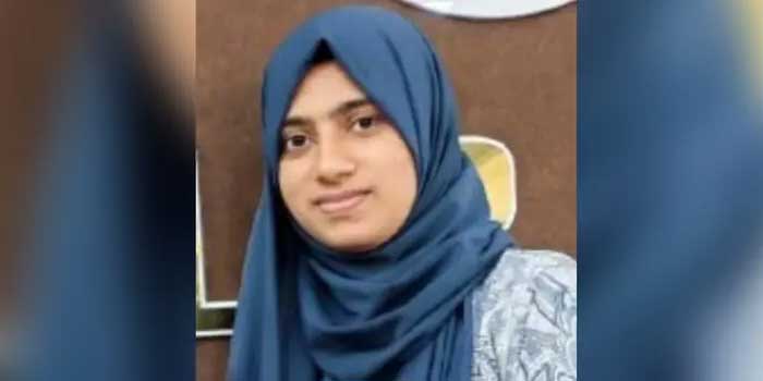 റോങ് സൈഡിൽ കൂടി കയറിയ സ്വകാര്യ ബസ് എതിരെ വന്ന സ്കൂട്ടിയിൽ ഇടിച്ചു, യുവതിക്ക് ദാരുണാന്ത്യം, ഇടിയുടെ ആഘാതത്തിൽ സ്കൂട്ടിയും യുവതിയും ബസിനടിയിൽപ്പെട്ടു!! കൂടെയുണ്ടായിരുന്ന മക്കൾക്ക് ​ഗുരുതര പരുക്ക്, ഡ്രൈവർ ഓടിരക്ഷപ്പെട്ടു
