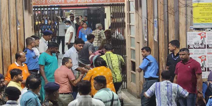 ദുർഗാപൂജ പന്തലിൽ തിക്കിലും തിരക്കിലും പെട്ട് 17 മരണം; മരിച്ചവരിൽ 13 സ്ത്രീകളും കുട്ടിയും!! പലരും ബോധരഹിതരായതായി വീണതായി ദൃക്സാക്ഷികൾ, ഇതുവരെ 35 പേരെ ആശുപത്രിയിൽ പ്രവേശിപ്പിച്ചതായി പോലീസ്... മരിച്ചവരുടെ കുടുംബങ്ങൾക്ക് പ്രധാനമന്ത്രിയുടെ ദുരിതാശ്വാസ നിധിയിൽനിന്ന് രണ്ട് ലക്ഷം രൂപ വീതം സഹായധനം പ്രഖ്യാപിച്ചു