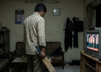 മകൾ ടിവിക്കും മൊബൈലിനും അഡിക്റ്റ്, ഇടയ്ക്ക് അക്രമാസക്തമാകും, മുൻപ് അടിച്ച് പിതാവിന്റെ കൈ തല്ലിയൊടിച്ചു!! സഹോദരങ്ങൾ തമ്മിൽ ടിവി കാണുന്നതിനെച്ചൊല്ലി തർക്കം, വഴക്കുപറഞ്ഞ പിതാവിനു നേരെ ക്രിക്കറ്റ് ബാറ്റുമായി ആക്രോശിച്ച് 17കാരി, കലി കയറിയ പിതാവ് അതേ ബാറ്റ് കൊണ്ട് മകളുടെ തലയ്ക്കടിച്ച് കൊലപ്പെടുത്തി, അറസ്റ്റിൽ