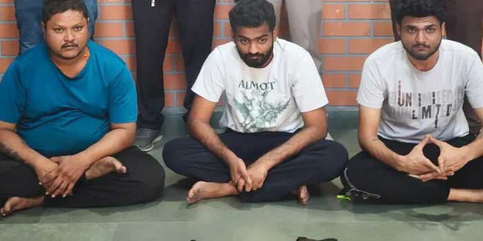 യുവതിയുമായി പ്രണയത്തിൽ, ഇടയ്ക്ക് വച്ച് ബന്ധം അവസാനിപ്പിച്ചു, കാമുകി സംസാരിക്കാതിരുന്നതിൽ പക തീർത്തത് പിതാവിനോട്; യുവതിയുടെ പിതാവിനെ തോക്കുചൂണ്ടി തട്ടിക്കൊണ്ടുപോയി, കാമുകനും സുഹൃത്തുക്കളും അറസ്റ്റിൽ