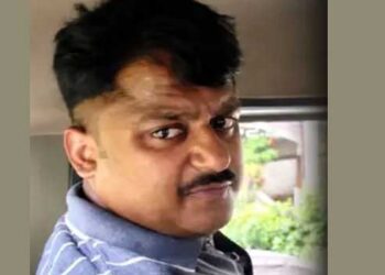 അവധിക്ക് നാട്ടിലെത്തിയ സൈനികൻ കോടാലിക്കൈകൊണ്ട് അമ്മയുടെ തലയ്ക്കടിച്ചു, പിന്നാലെ വാൾകൊണ്ട് വെട്ടി, അയൽവാസിയുടെ വീടിന്റെ വാതിലും ഓട്ടോറിക്ഷ അടിച്ചു തകർത്തു, കൂട്ടിൽകിടന്ന് ഒച്ചയിട്ട വളത്തുനായയെ അടിച്ചുകൊന്നു- യുവാവ് അറസ്റ്റിൽ