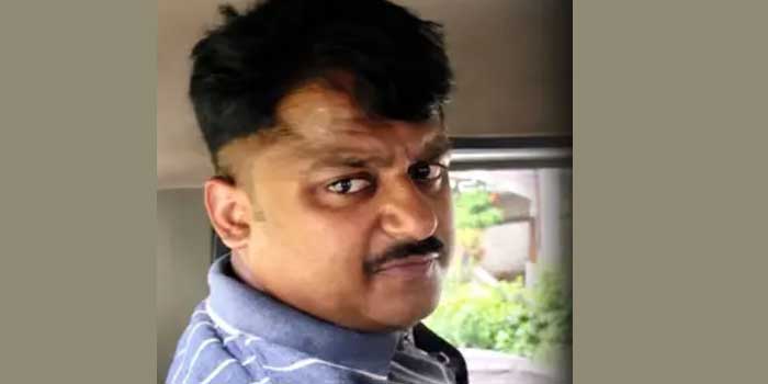 അവധിക്ക് നാട്ടിലെത്തിയ സൈനികൻ കോടാലിക്കൈകൊണ്ട് അമ്മയുടെ തലയ്ക്കടിച്ചു, പിന്നാലെ വാൾകൊണ്ട് വെട്ടി, അയൽവാസിയുടെ വീടിന്റെ വാതിലും ഓട്ടോറിക്ഷ അടിച്ചു തകർത്തു, കൂട്ടിൽകിടന്ന് ഒച്ചയിട്ട വളത്തുനായയെ അടിച്ചുകൊന്നു- യുവാവ് അറസ്റ്റിൽ