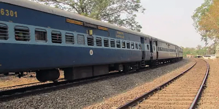പ്രണയത്തിൽ നിന്ന് പിന്മാറി; യുവതിയെ ട്രെയിനിൽ കയറി ആക്രമിച്ചു, ഫോൺ തകർത്തു; യുവാവിനെതിരെ കേസ്