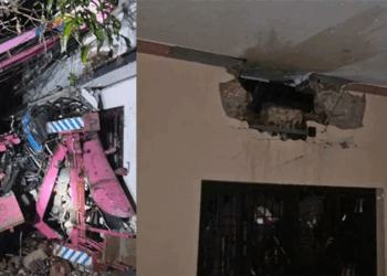 വീടിന് മുകളിലേക്ക് കുഴൽക്കിണർ വണ്ടി മറിഞ്ഞു; വാഹനത്തിലുണ്ടായിരുന്ന രണ്ട് പേർ മരിച്ചു; സംഭവം കാസർ​ഗോഡ്