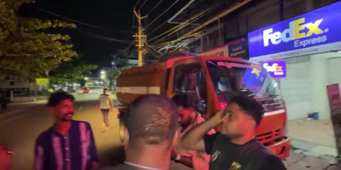 നാളുകളായി അജ്ഞാതർ കക്കൂസ് മാലിന്യം തള്ളുന്നത് മന്ത്രി ബിന്ദു കൃഷ്ണയുടെ വീടിനരികിടെ തോട്ടിൽ, ഇത്തവണ പതിയിരുന്ന് പിടികൂടി കോർപ്പറേഷൻ, പുലർച്ചെ രണ്ടുമണിയോടെ മാലിന്യവുമായെത്തിയ വാഹനം ഉദ്യോഗസ്ഥർ പിടികൂടി